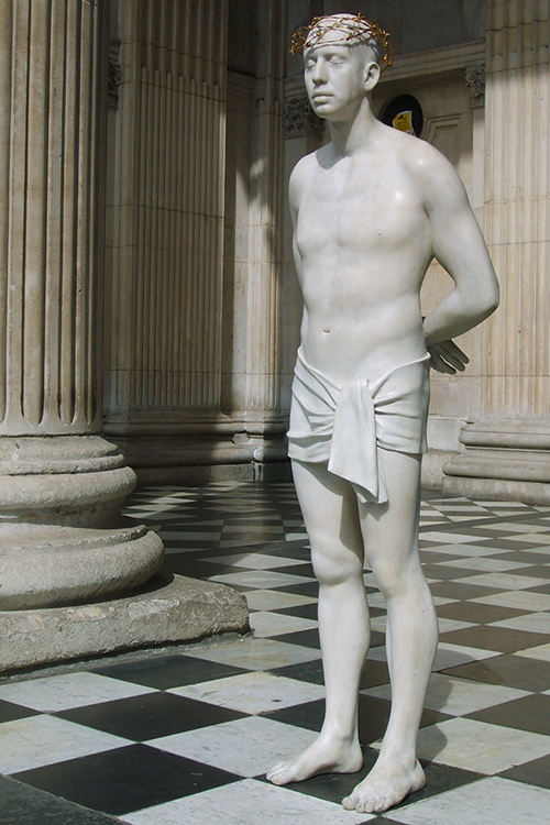 CathÃ©drale Saint Paul.
Etonnante statue de JÃ©sus de l'artiste Mark Wallinger, qui prÃ©sente cette Å“uvre avec Amnesty International, pour souligner le sort de ceux qui sont actuellement en prison, souffrant de torture ou d'exÃ©cution en raison de leurs convictions politiques ou religieuses.
Au dÃ©but, on pensait que c'Ã©tait une vÃ©ritable personne qui faisait une performance artistique...